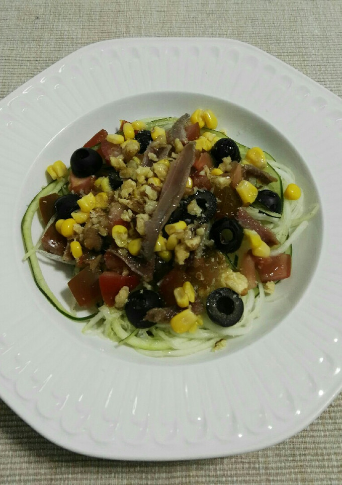Una foto de Ensalada crujiente de calabacín, anchoa y nueces
