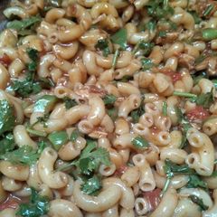 A picture of Spicy chicken macroni.