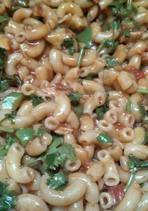 A picture of Spicy chicken macroni.