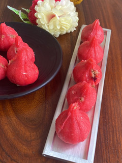 रोज़ गुलकंद मोदक(rose gulkand modak recipe in hindi) रेसिपी मुख्य फोटो