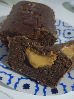 Una foto de Budín integral de chocolate con corazón bon o bon sin azúcar