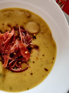 Una foto de Frijol🫘BLANCO🥩con Jamón Serrano y Chorizo Santarrosano...!😜
