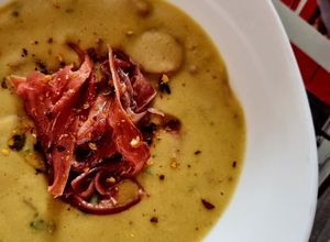 Una foto de Frijol🫘BLANCO🥩con Jamón Serrano y Chorizo Santarrosano...!😜