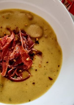 Una foto de Frijol🫘BLANCO🥩con Jamón Serrano y Chorizo Santarrosano...!😜