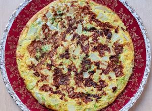 Una foto de Tortilla de akusai (col china) 🥬 y cebolla 🧅 Receta de aprovechamiento