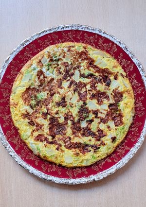 Una foto de Tortilla de akusai (col china) 🥬 y cebolla 🧅 Receta de aprovechamiento