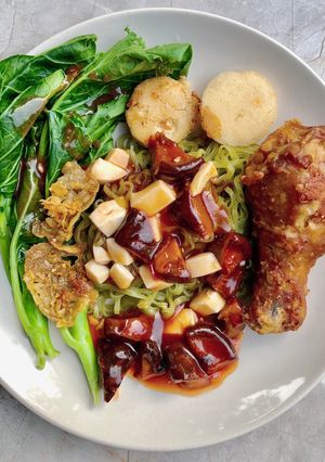 รูปของ บะหมี่ไก่ทอดราดซอสน้ำแดง