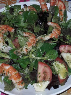 Una foto de Ensalada de langostinos con vinagreta de albahaca y lima