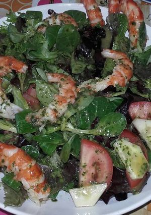Una foto de Ensalada de langostinos con vinagreta de albahaca y lima
