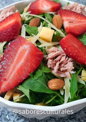 Una foto de 🍃🍓🍽 Ensalada Primaveral - by Lou
