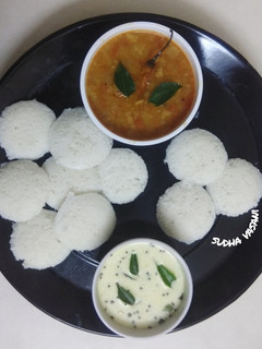 ઈડલી સાંભાર (Idli Sambhar Recipe In Gujarati) રેસીપી મુખ્ય ફોટો
