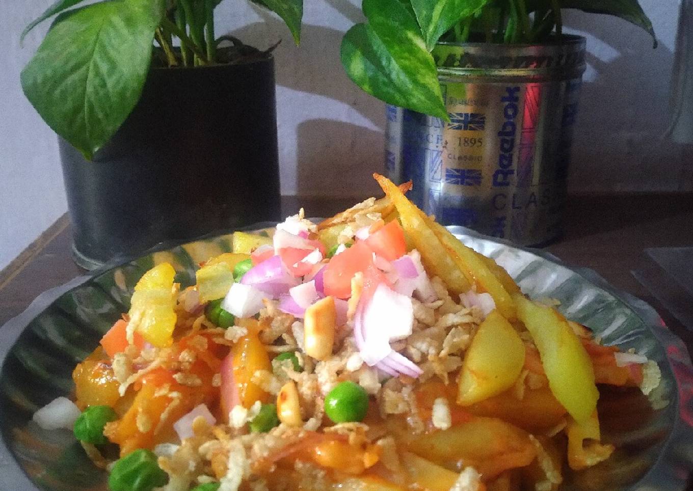 Crispy potatoes flattened rice chat