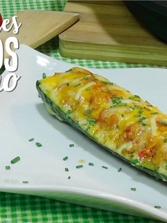 Una foto de Calabacines rellenos de pollo, verduras y queso