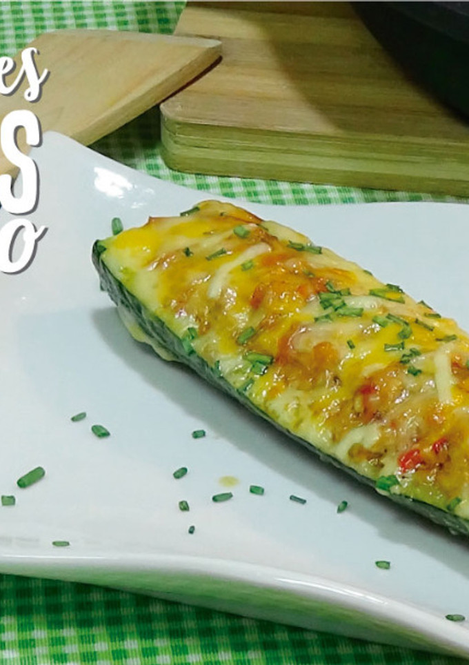 Una foto de Calabacines rellenos de pollo, verduras y queso