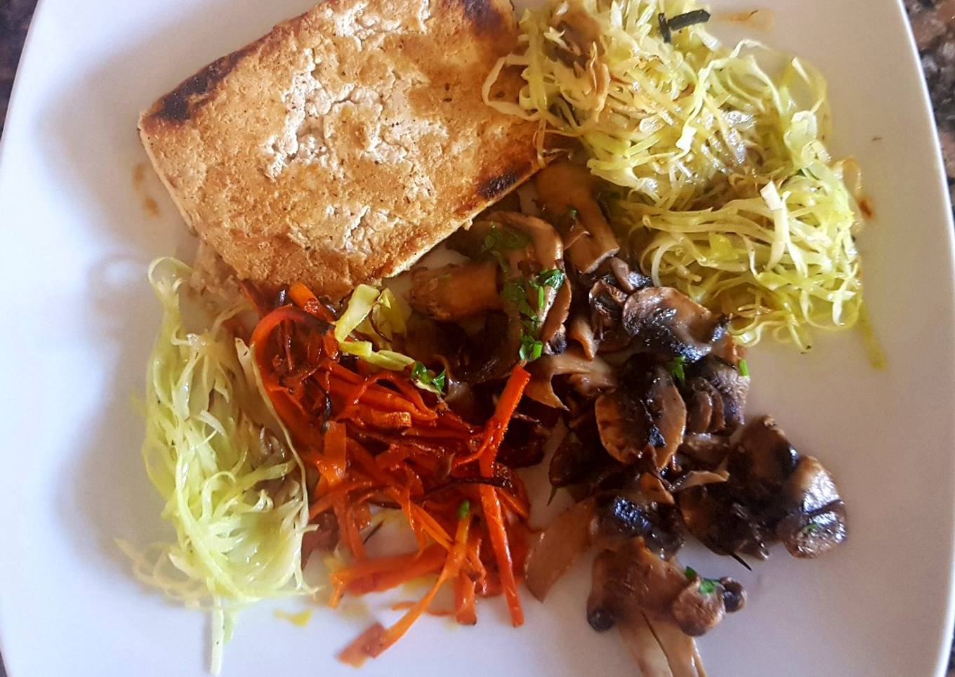 Tofu, con repollo, champiñones y zanahoria. #Mercado #Repollo