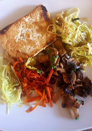 Una foto de Tofu, con repollo, champiñones y zanahoria. #Mercado #Repollo