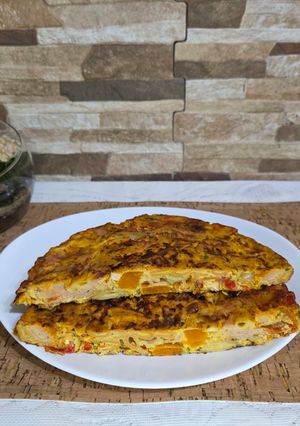 Una foto de Tortilla de pasta, pollo y más