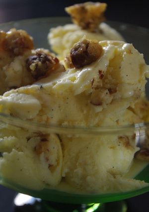 Une photo de Glace à la vanille et noisettes caramélisées