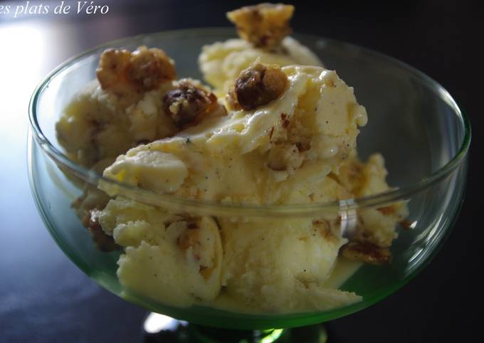 Glace à la vanille et noisettes caramélisées