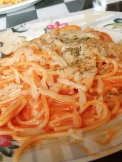 Una foto de Spaghetti en salsa de piquillos