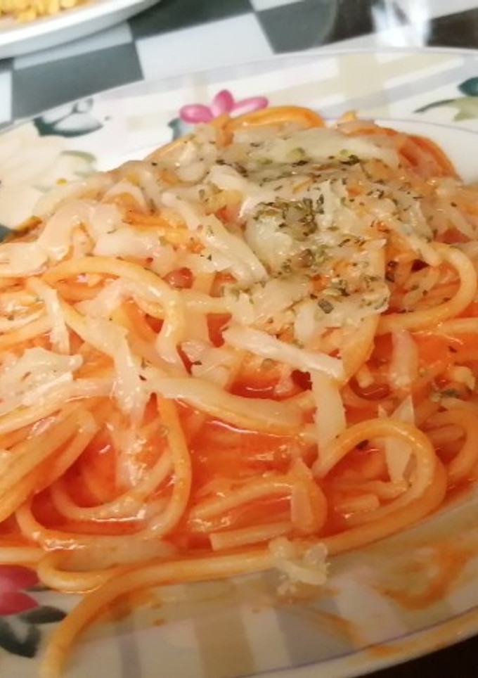 Una foto de Spaghetti en salsa de piquillos
