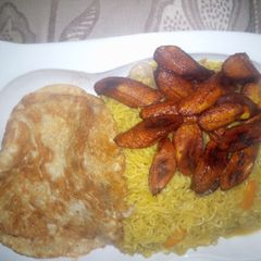 A picture of Indo mie, plantain and egg.
