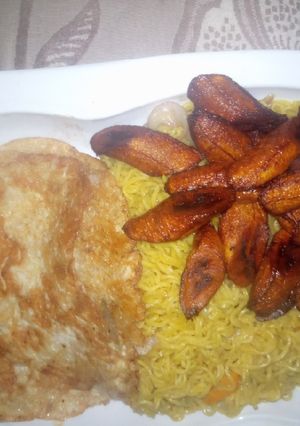 A picture of Indo mie, plantain and egg.