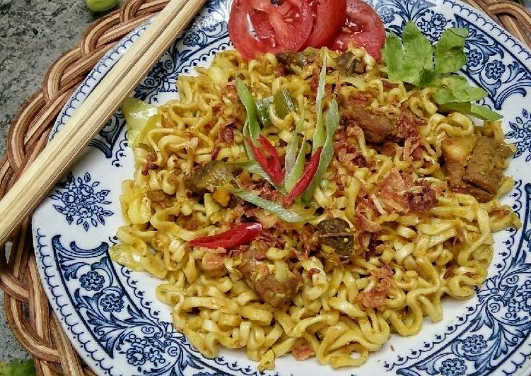 makanan Mie Goreng Kari Daging Soto yang Lezat Sekali