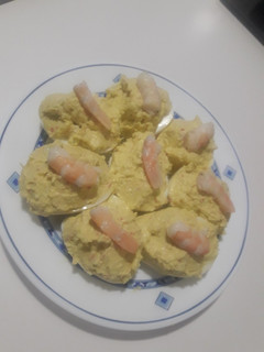 Una foto de Huevos rellenos de gambas y alioli