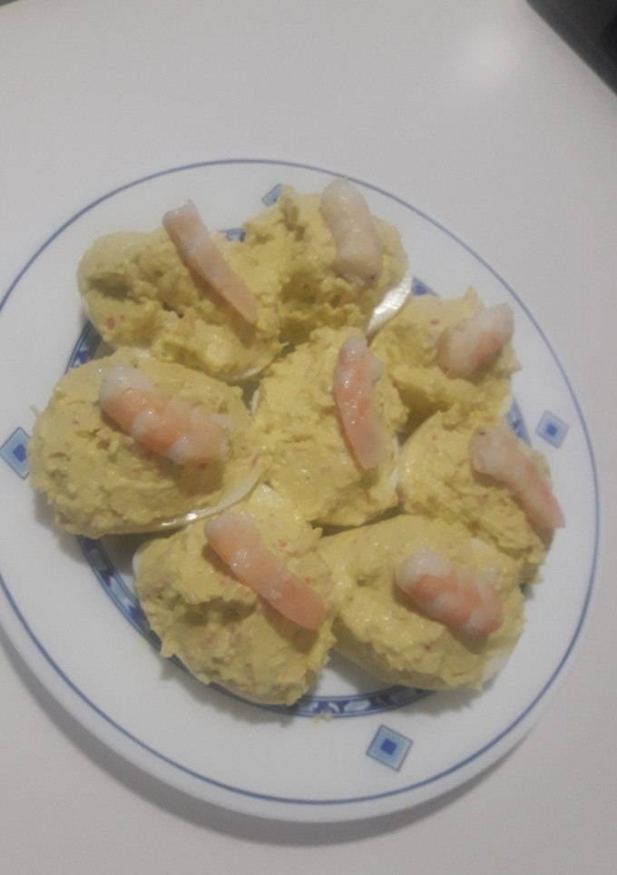 Una foto de Huevos rellenos de gambas y alioli