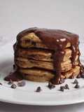 Pancakes vegani integrali con gocce di cioccolato e nocciola
