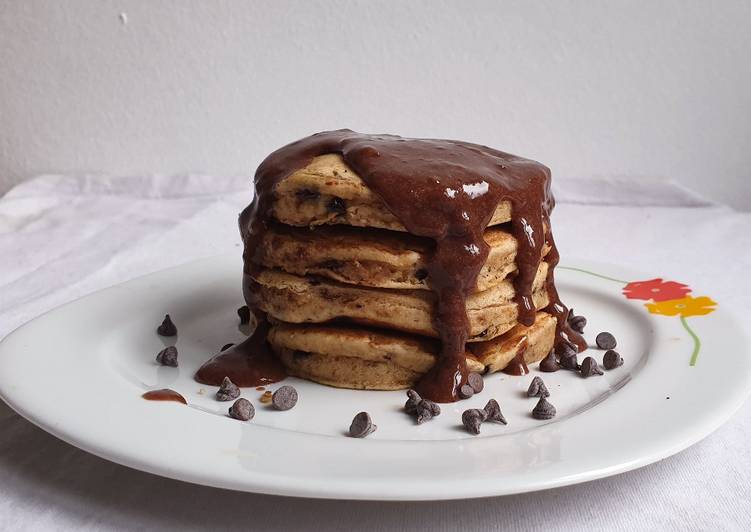 Pancakes vegani integrali con gocce di cioccolato e nocciola