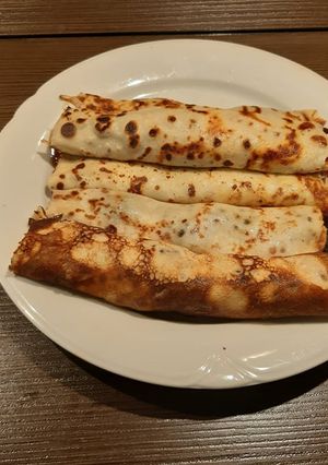 O poză a rețetei Clătite cu dulceață de cireșe și prune.