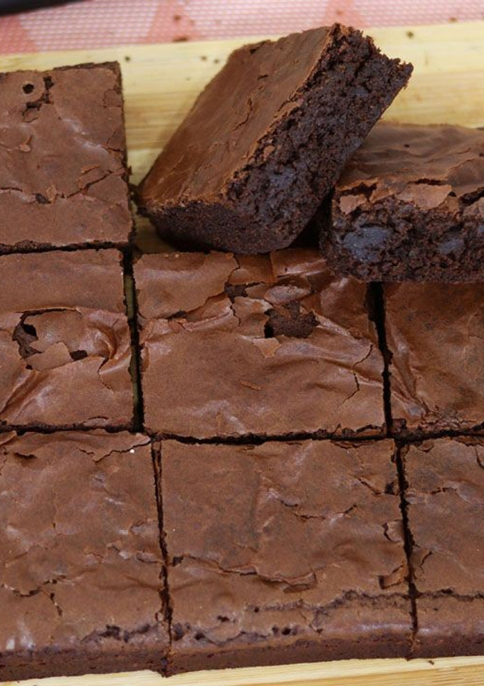 Una foto de Brownie de chocolate con 5 pasos
