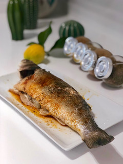 Una foto de Lubina al horno con pimentón y hierbas