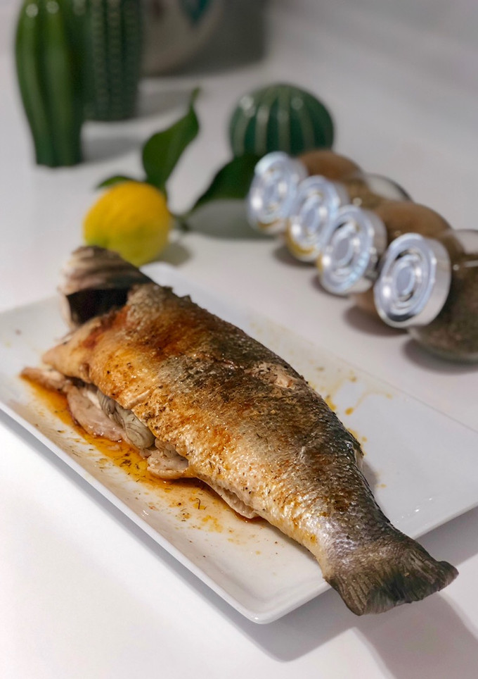 Una foto de Lubina al horno con pimentón y hierbas