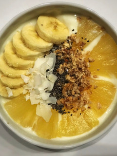 Una foto de Desayuno saludable! Yogur bowl con frutas, granola casera y chía