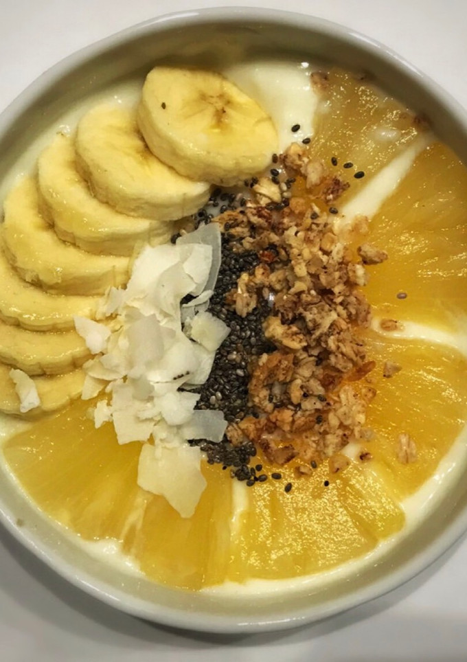 Una foto de Desayuno saludable! Yogur bowl con frutas, granola casera y chía