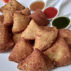 A picture of Mini Bread Samosa.