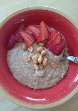 A picture of PB&J Oatmeal.