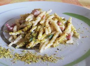 Foto di Trofie Fresche con Pancetta Affumicata e Granella di Pistacchio d