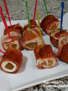 Una foto de Montaditos de jamón con membrillo