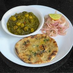 A picture of Sorghum (jowar) Flour Lehsooni Tandoori Roti 🫓 With Haryali Chole.