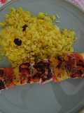 Espetadas de salmão e camarão com arroz de açafrão e passas