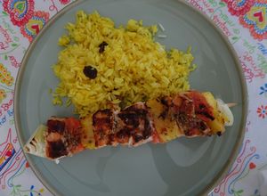 Foto de Espetadas de salmão e camarão com arroz de açafrão e passas