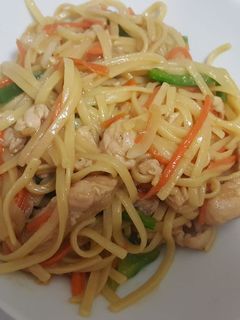 Una foto de Wok con pollo y verduras variadas