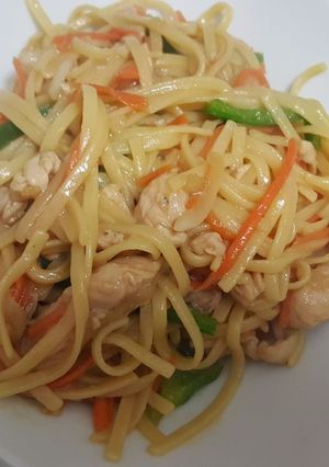 Una foto de Wok con pollo y verduras variadas