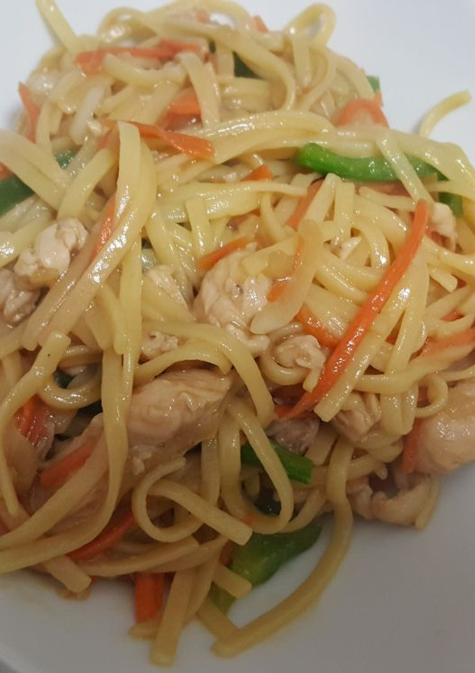 Una foto de Wok con pollo y verduras variadas