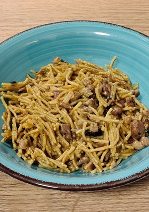Una foto de Taquitos de cerdo con fideos en emulsión de mostaza y crema de pistacho
