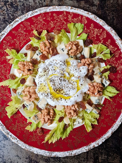 Una foto de Ensalada de apio, nueces, pasas rubias y queso azul + agua de apio 💧 (receta de aprovechamiento)